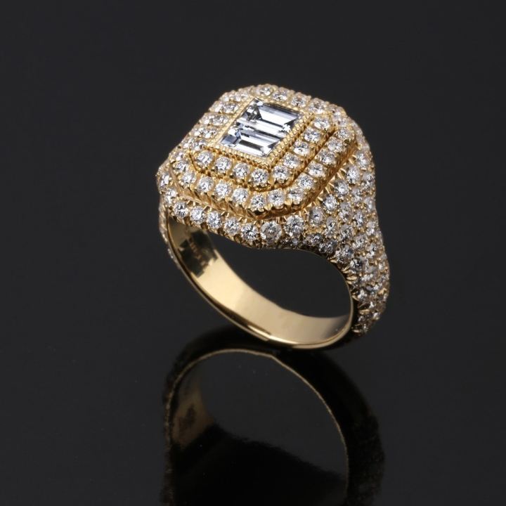 Milva, Gold and diamond ring